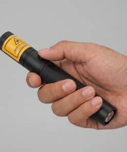 De 200 mW paarse laserpointer in de hand