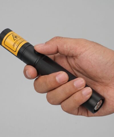 De 200 mW rode laserpointer in de hand