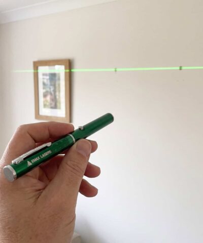 Emax groene lijnlaser: een rechte lijn op de muur voor het ophangen van fotolijstjes