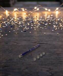 Emax paarse laserpen met vijf opzetstukjes in een eigen omgeving