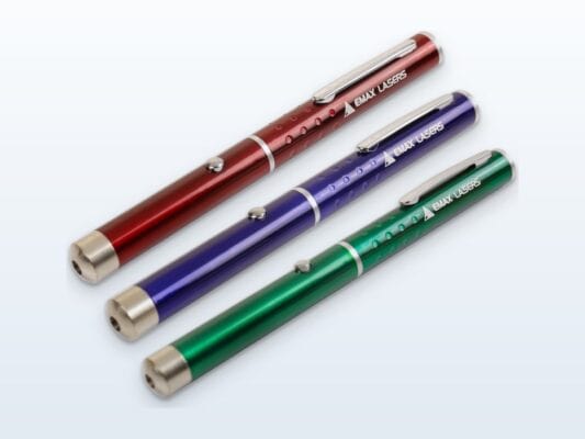 Groene, rode en paarse Emax laserpen naast elkaar