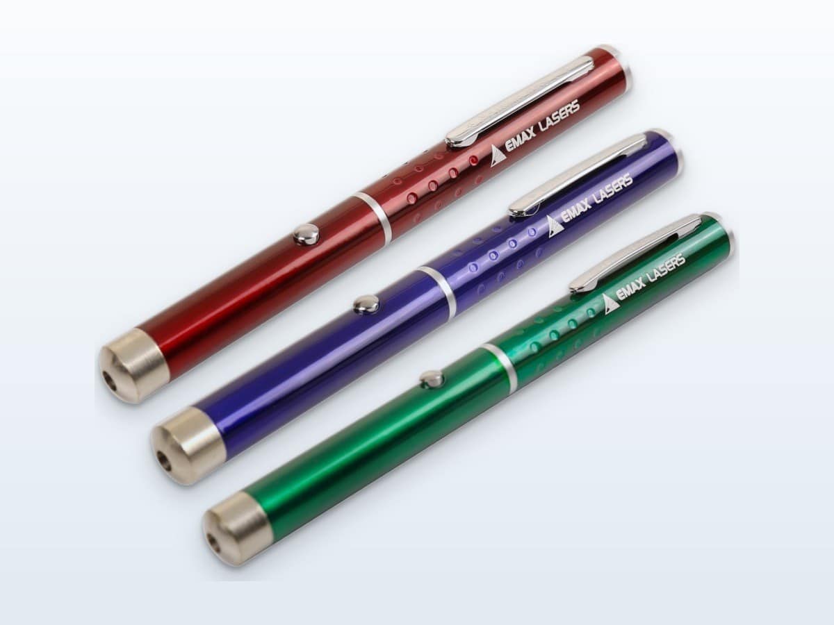 Groene, rode en paarse Emax laserpen naast elkaar