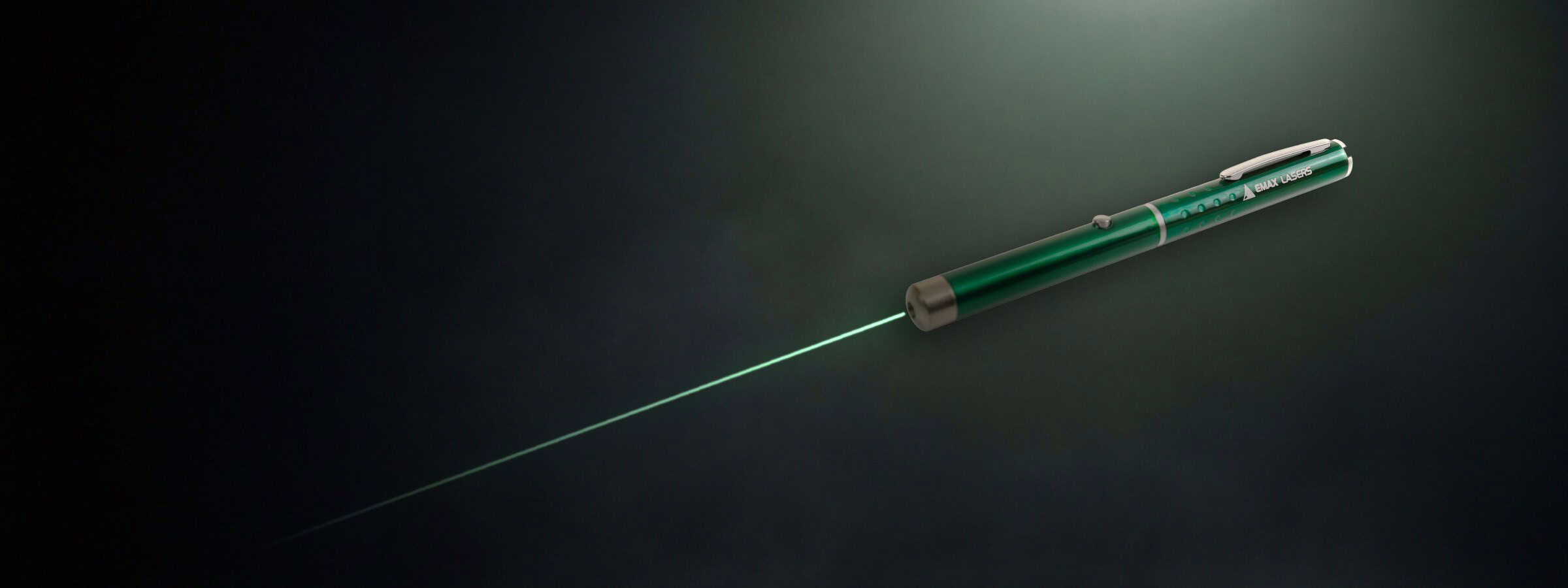 Groene laserpen van Emax Lasers met een dunne groene straal